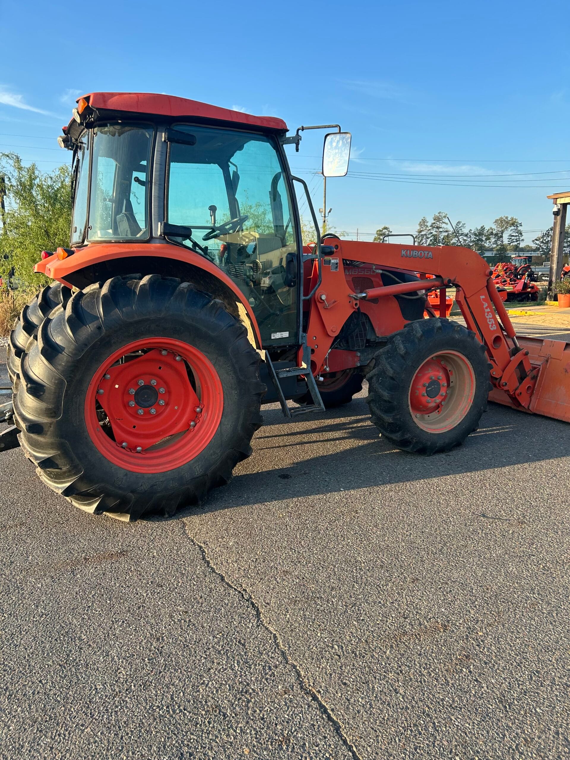 Kubota Tractor M8560